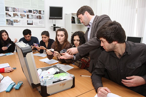 Преподаватель Г. А. Магомедов ведёт практическое занятие по криминалистике с будущими юристами Преподаватель Г. А. Магомедов ведёт практическое занятие по криминалистике с будущими юристами