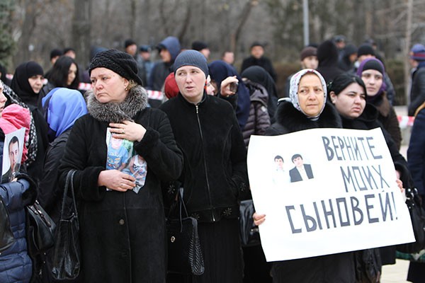 С такими плакатами на улицы готовы выйти уже сотни матерей С такими плакатами на улицы готовы выйти уже сотни матерей