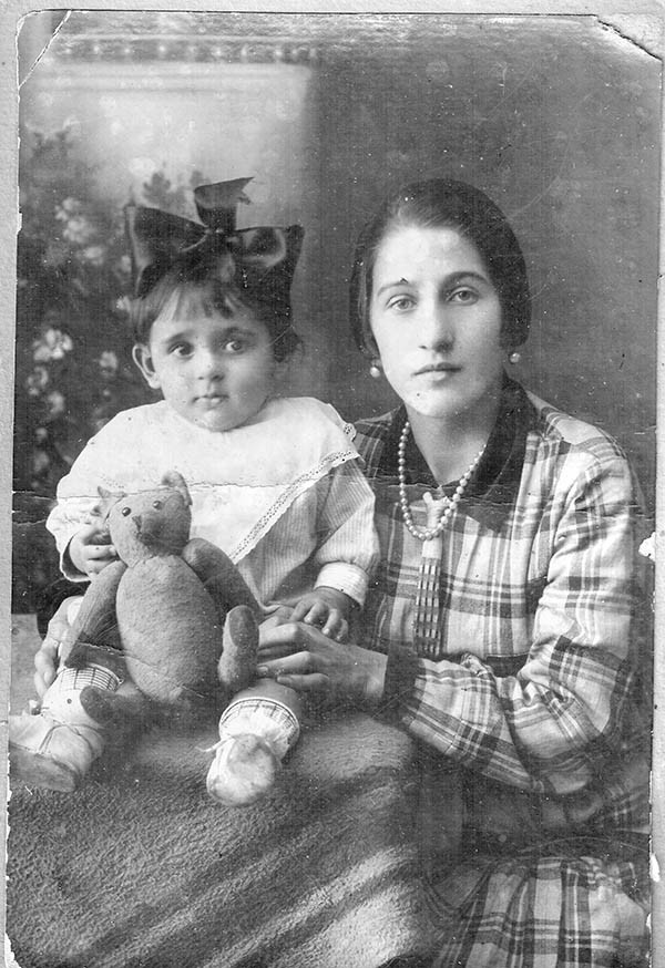 Женечка Наникьян с тётей, Махачкала, 1930 г. Женечка Наникьян с тётей, Махачкала, 1930 г.