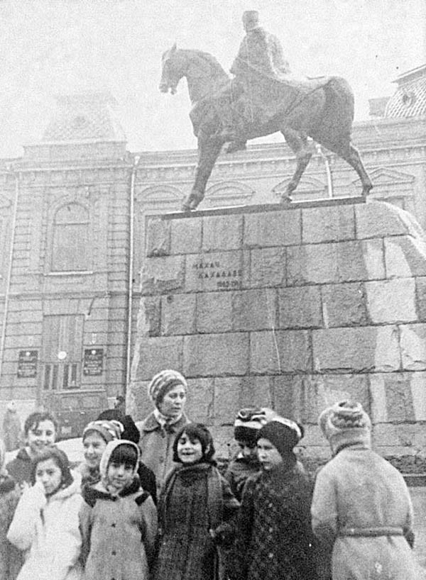Школьники у памятника Махачу Дахадаеву, 80-е Школьники у памятника Махачу Дахадаеву, 80-е