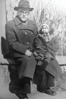 Лена Зеленина с папой Леонидом Петровичем. Махачкала. 1958 Лена Зеленина с папой Леонидом Петровичем. Махачкала. 1958