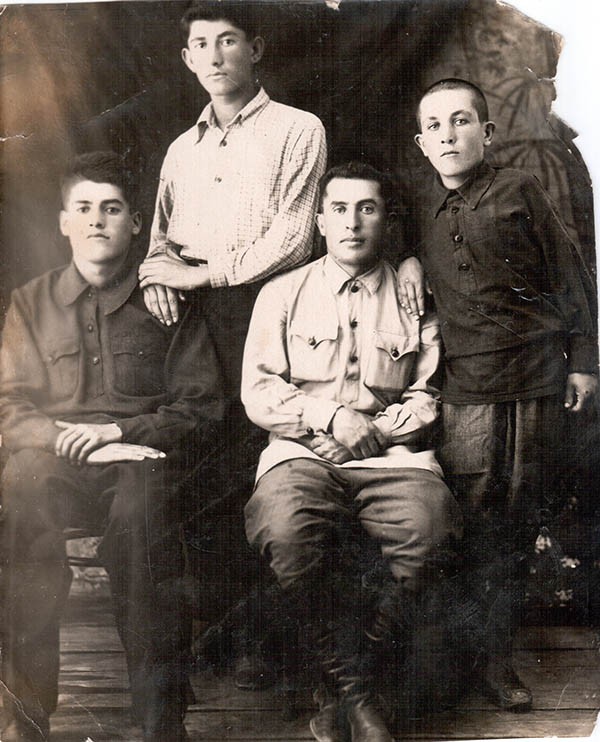 Буйнакск, 1936 г. Магомед с друзьями Буйнакск, 1936 г. Магомед с друзьями