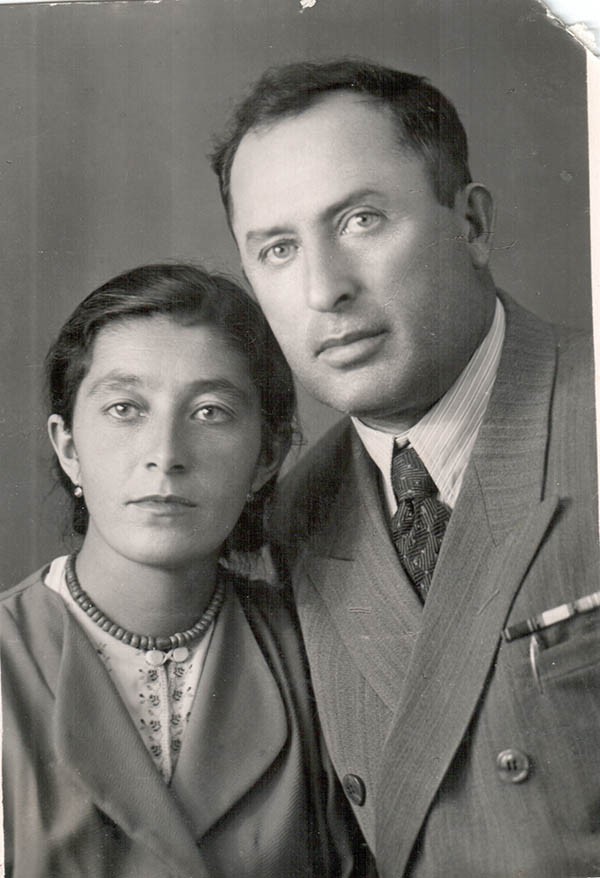С женой Саадат, 1947 г. С женой Саадат, 1947 г.