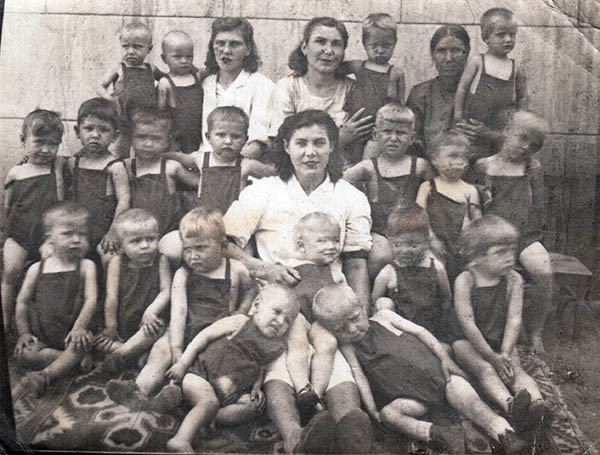В детских яслях в Махачкале-1, 1947–1948 гг. В детских яслях в Махачкале-1, 1947–1948 гг.