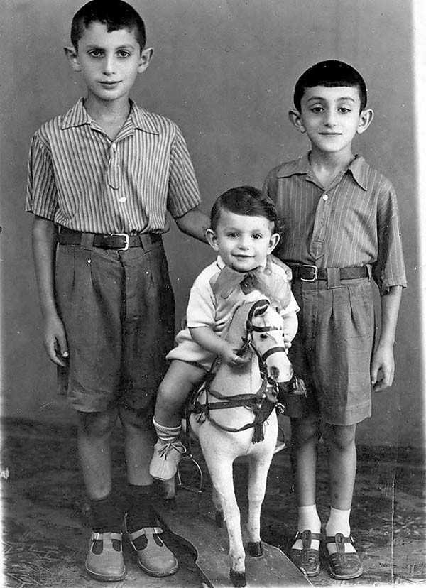 Эдуард (на лошадке) с братьями Изиком и Рубеном, 1960-й Эдуард (на лошадке) с братьями Изиком и Рубеном, 1960-й