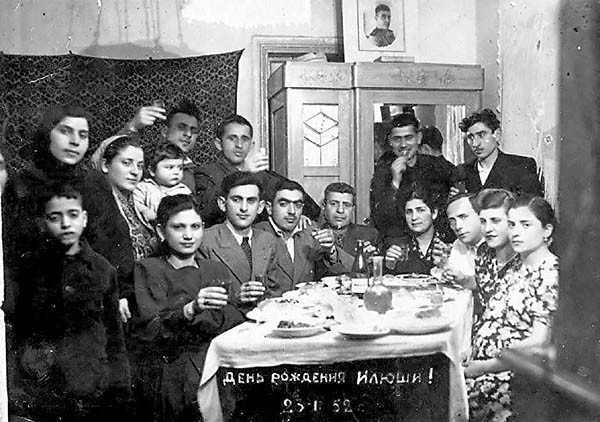 Праздник у соседей. Во главе стола хозяин дома, фотограф Илья Миоров. Первые слева (сидят) – жена и муж Кукулиевы, 1952-й год. Праздник у соседей. Во главе стола хозяин дома, фотограф Илья Миоров. Первые слева (сидят) – жена и муж Кукулиевы, 1952-й год.