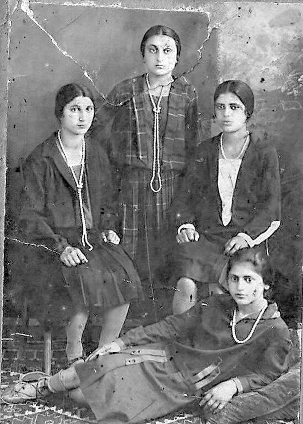 Сапиро Кукулиева, тётя (слева вторая), начало 30-х Сапиро Кукулиева, тётя (слева вторая), начало 30-х