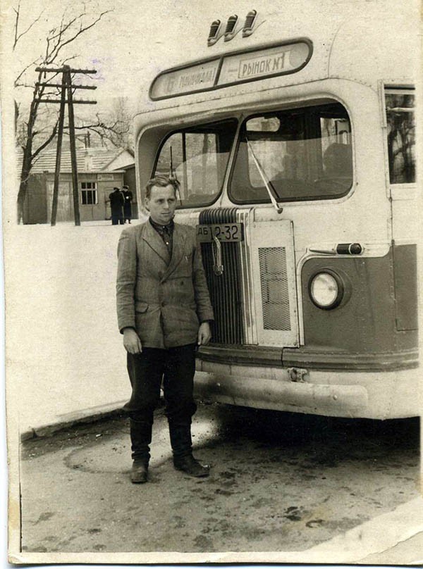Вячеслав Головаченко (папа). Автобусная остановка «Рынок», 1952 г. Вячеслав Головаченко (папа). Автобусная остановка «Рынок», 1952 г.