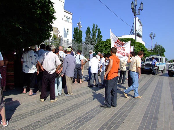 В середине 2000-х практически еженедельно площадь Махачкалы штурмовали родственники похищенных В середине 2000-х практически еженедельно площадь Махачкалы штурмовали родственники похищенных