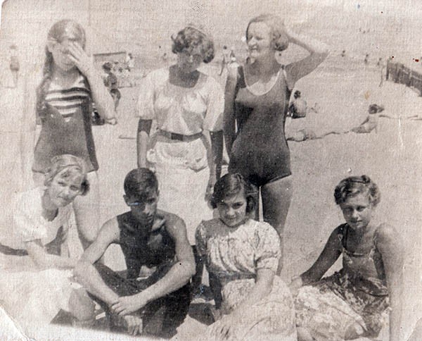Городской пляж, 2-я справа (сидит) Нонна, слева (стоит) Калерия Сталиади, 1939 год Городской пляж, 2-я справа (сидит) Нонна, слева (стоит) Калерия Сталиади, 1939 год