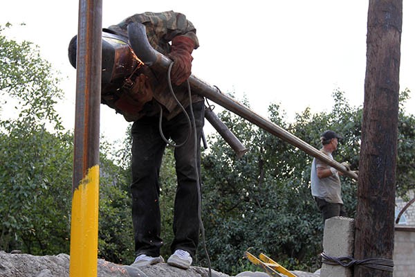 Тянуть газопровод приходится между садами. Тянуть газопровод приходится между садами.