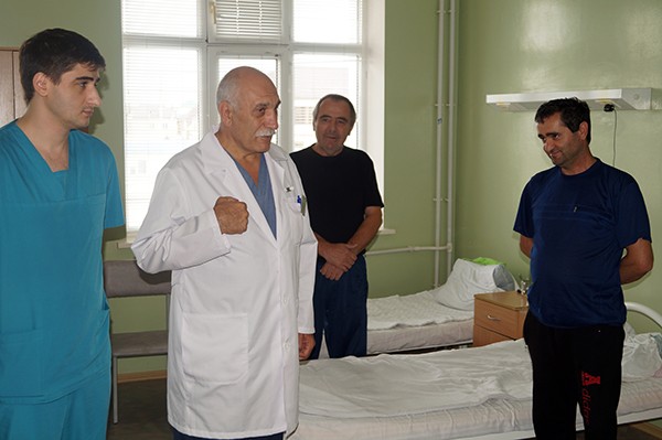 О. А. Махачев с пациентами О. А. Махачев с пациентами