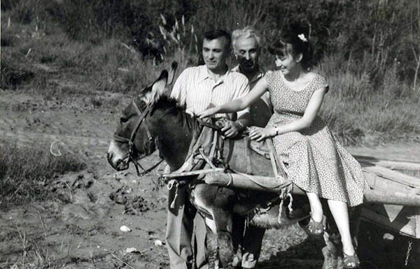 Диляра Исаева впервые в Дагестане. Слева её отец Ахмед Мирзаевич Исаев, 1960-е гг. Диляра Исаева впервые в Дагестане. Слева её отец Ахмед Мирзаевич Исаев, 1960-е гг.