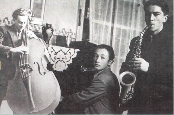 Мурад Кажлаев (за фортепиано) с друзьями, Баку, 1946 год Мурад Кажлаев (за фортепиано) с друзьями, Баку, 1946 год