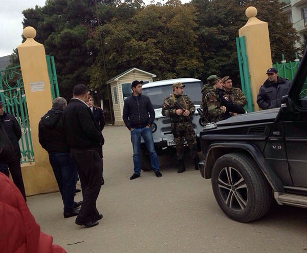 Недостатка в «брабусах» и «двухсотках» в эти дни в Дербенте не было Недостатка в «брабусах» и «двухсотках» в эти дни в Дербенте не было