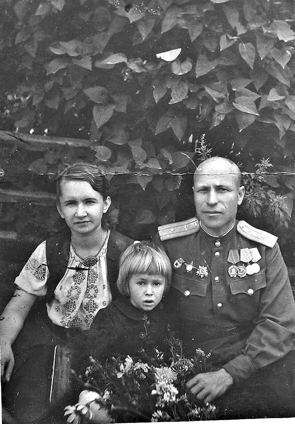 Нелли Маслова с родителями, август 1944 года, Польша Нелли Маслова с родителями, август 1944 года, Польша