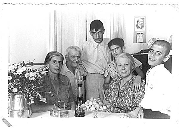 Ольга и Артем Агабабовы с детьми Яковом, Мариной, Аркадием и родственницей, 1950-е гг. Ольга и Артем Агабабовы с детьми Яковом, Мариной, Аркадием и родственницей, 1950-е гг.