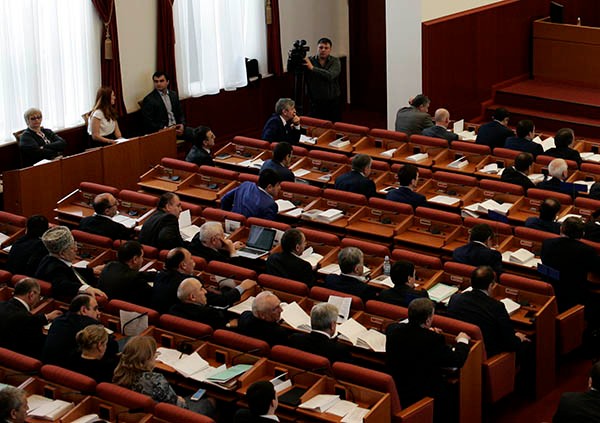 Народное собрание в едином порыве сократило зарплаты госслужащим на 10%... Народное собрание в едином порыве сократило зарплаты госслужащим на 10%...