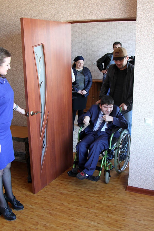 Гаджимурад осматривает свою новую квартиру