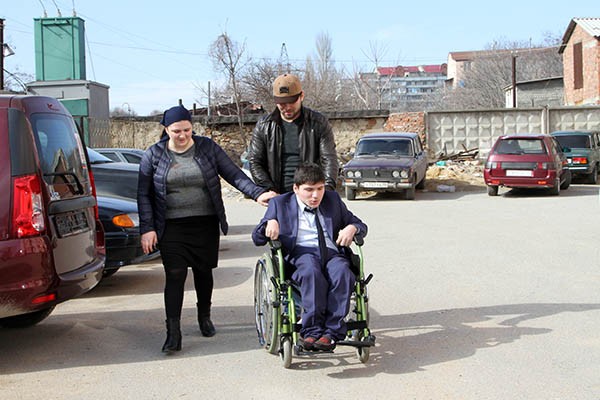 Гаджимурад с сестрой у нового дома