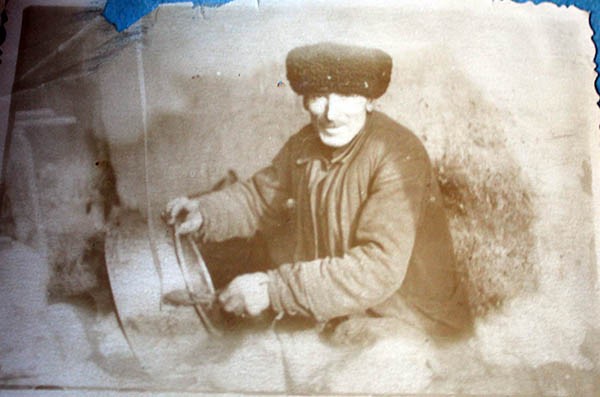 Лудильщик – сосед семьи Амировых, Дербент, 1942 год Лудильщик – сосед семьи Амировых, Дербент, 1942 год