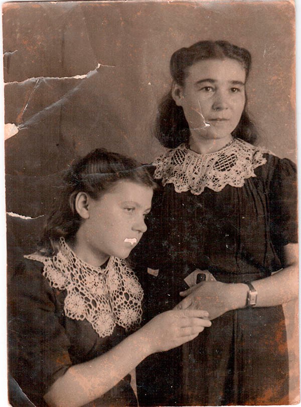 Тамара Протасова (слева) с подругой, 1946 г. Тамара Протасова (слева) с подругой, 1946 г.