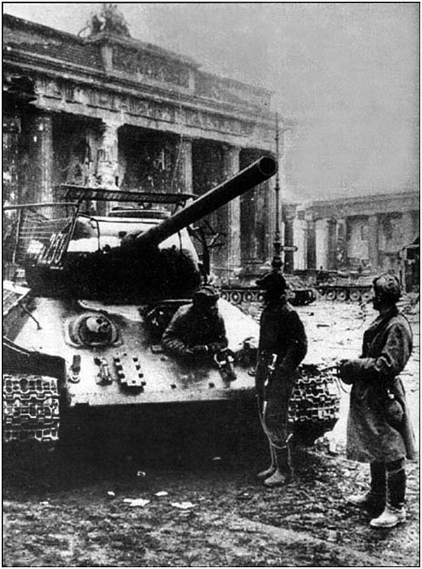 Май 1945 года. Советские танкисты у Бранденбургских ворот Май 1945 года. Советские танкисты у Бранденбургских ворот
