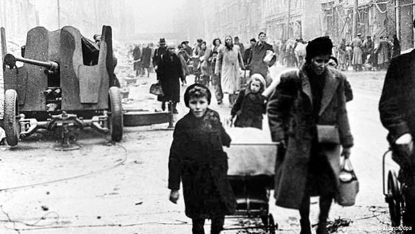 Май 1945 года. Жители Берлина возвращаются в свои дома Май 1945 года. Жители Берлина возвращаются в свои дома