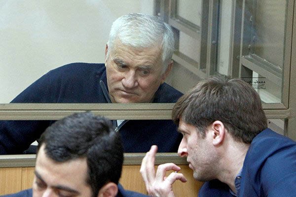 Саид Амиров консультируется с сыном Далгатом в зале суда Саид Амиров консультируется с сыном Далгатом в зале суда