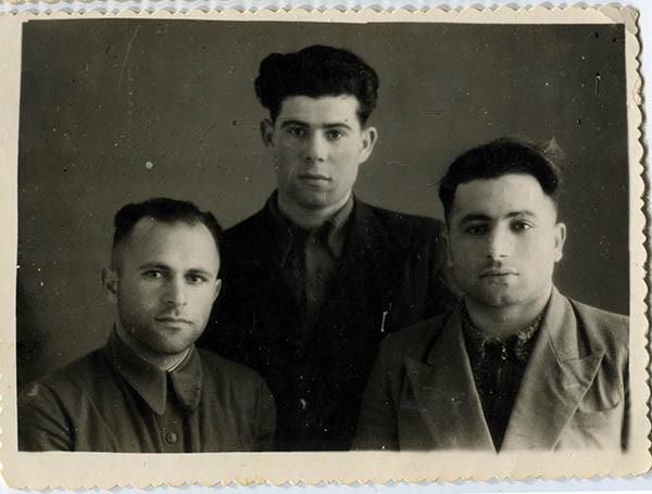 Якуб Рувинов (слева) с товарищами, 1950-е гг Якуб Рувинов (слева) с товарищами, 1950-е гг