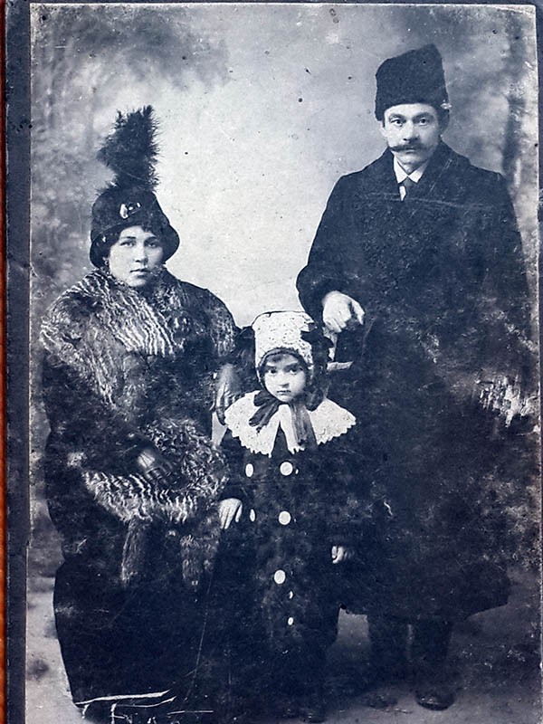 Анастасия Дембендерова с мужем и дочерью. 15 апреля 1915 г. Анастасия Дембендерова с мужем и дочерью. 15 апреля 1915 г.