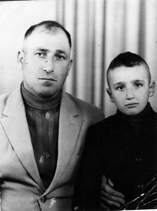 Алмас Абасов с сыном, 1970-е гг. Алмас Абасов с сыном, 1970-е гг.