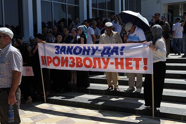 Митингующим приходилось защищаться от жары, но от защиты Муртазалиева и Виноградова они не отказались... Митингующим приходилось защищаться от жары, но от защиты Муртазалиева и Виноградова они не отказались...