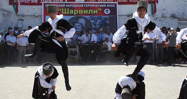 Зажигательная лезгинка – неизменный атрибут праздника Зажигательная лезгинка – неизменный атрибут праздника