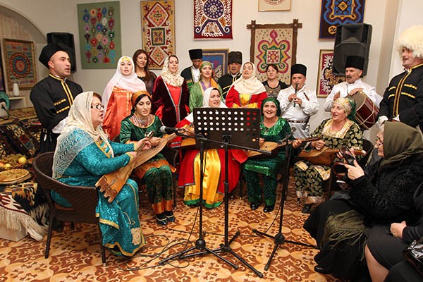 Выставку сопровождали песни... Выставку сопровождали песни...