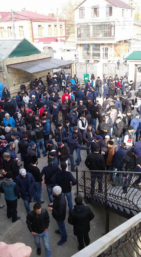 За воротами мечети ситуацию контролировала полиция, а внутри – новый джамаат... За воротами мечети ситуацию контролировала полиция, а внутри – новый джамаат...