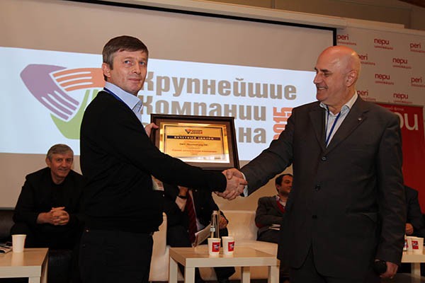 Гендиректор PR-агентства «Медиафакт» Гаджимурад Раджабов награждает ОАО «Мостоотряд-99» (Арсен Гаджиев) Гендиректор PR-агентства «Медиафакт» Гаджимурад Раджабов награждает ОАО «Мостоотряд-99» (Арсен Гаджиев)