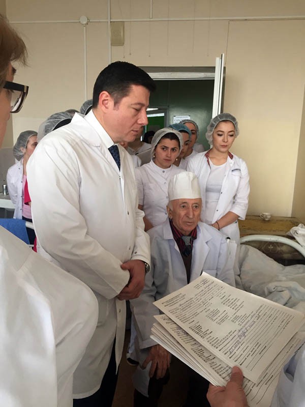 Наби Омаров передаёт знания молодому поколению Наби Омаров передаёт знания молодому поколению