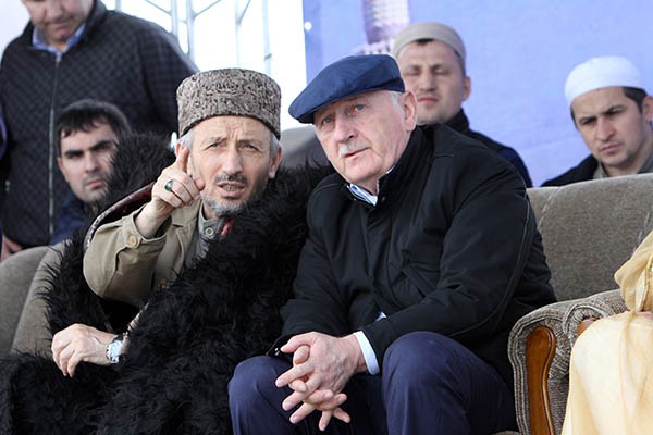 Народным президентом Дагестана Ахмад-хаджи Абдулаев (слева) чувствует себя давно... Народным президентом Дагестана Ахмад-хаджи Абдулаев (слева) чувствует себя давно...