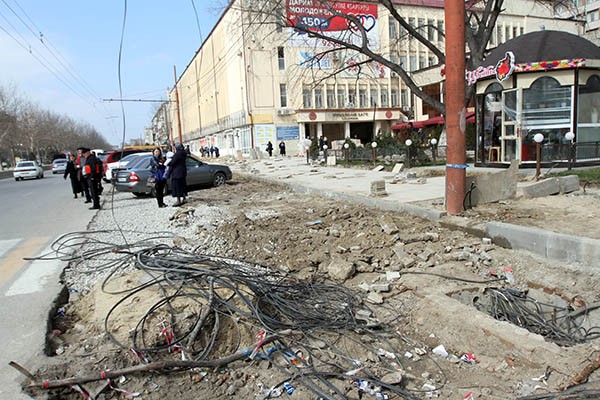 Проспект Гамзатова, район Дома быта. Обещают, что вырубленные здесь деревья заменят новыми Проспект Гамзатова, район Дома быта. Обещают, что вырубленные здесь деревья заменят новыми
