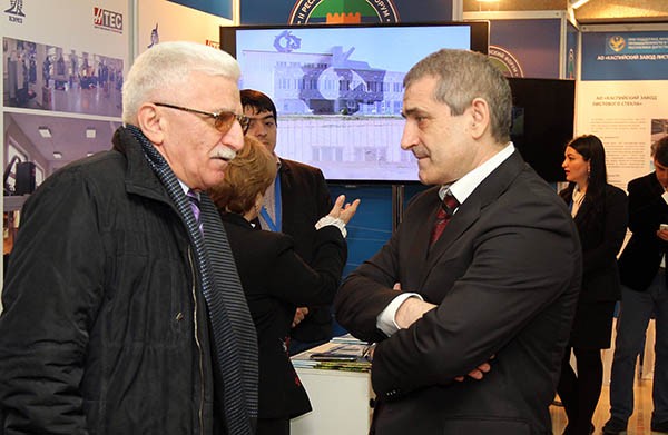 Ризван Газимагомедов (справа) возвращается в активную политику Ризван Газимагомедов (справа) возвращается в активную политику
