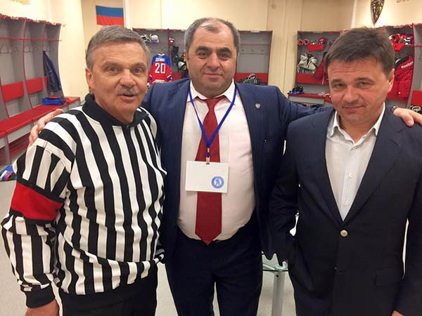 Магомедсултан Алиев (в центре) и Андрей Воробьёв (справа) на совместном просмотре хоккея Магомедсултан Алиев (в центре) и Андрей Воробьёв (справа) на совместном просмотре хоккея