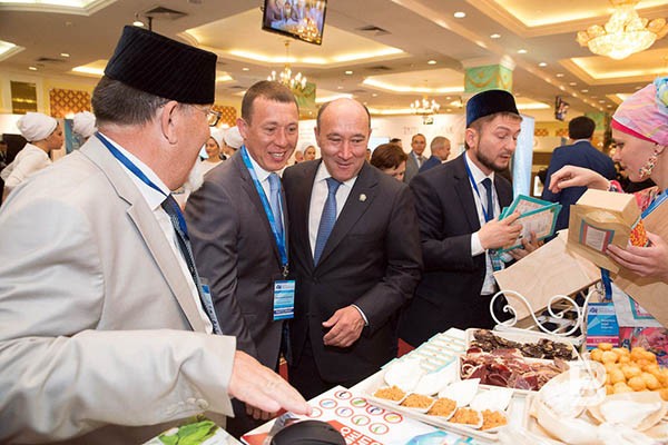 Марат Ахметов (в центре) не устаёт гордиться сельским хозяйством Татарстана
