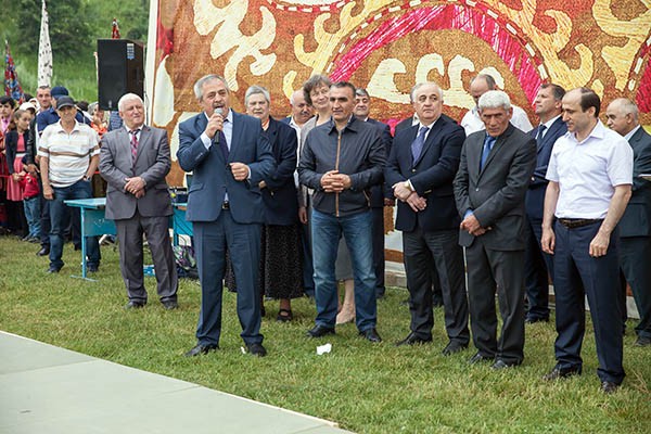 Слова поддержки главе Кайтагского района выразил Председатель главы РД Али Хасбулатов, и главы других районов: Джарулла Омаров и Алаудин Мирзабалаев Слова поддержки главе Кайтагского района выразил Председатель главы РД Али Хасбулатов, и главы других районов: Джарулла Омаров и Алаудин Мирзабалаев