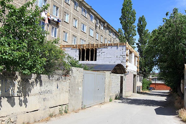 Амиров ушёл, а пристройки остались (ул. И. Шамиля, 6д)... Амиров ушёл, а пристройки остались (ул. И. Шамиля, 6д)...