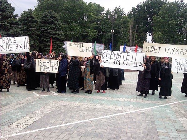 Женщины не хотели митинговать, они надеялись на помощь республиканских властей Женщины не хотели митинговать, они надеялись на помощь республиканских властей