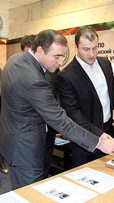 Абусупьян Хархаров (слева) остался один... Абусупьян Хархаров (слева) остался один...