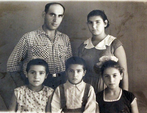 Сусанна (внизу слева) с родителями, братом и сестрой, 1963 г. Сусанна (внизу слева) с родителями, братом и сестрой, 1963 г.