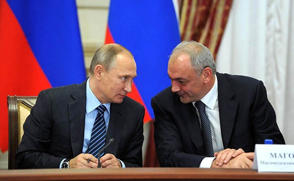 Владимир Путин и Магомедсалам Магомедов разговаривали в спокойном режиме... Владимир Путин и Магомедсалам Магомедов разговаривали в спокойном режиме...