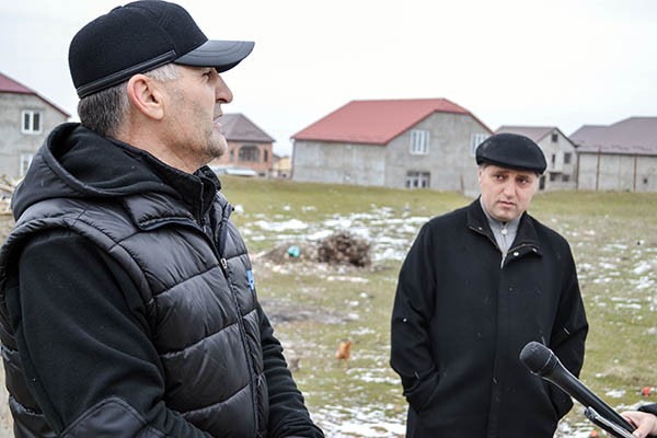 Члены инициативной группы микрорайона №4 Завурбег Хазмаев и Абдурахман Гаджиев